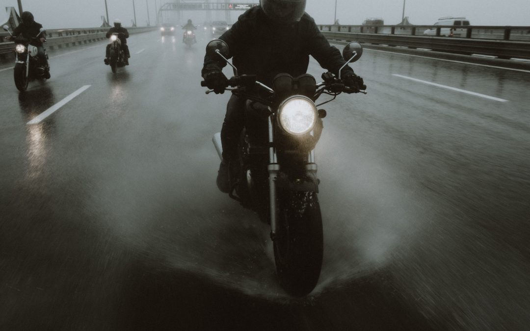 Beter motorrijden in de regen: zo doe je dat